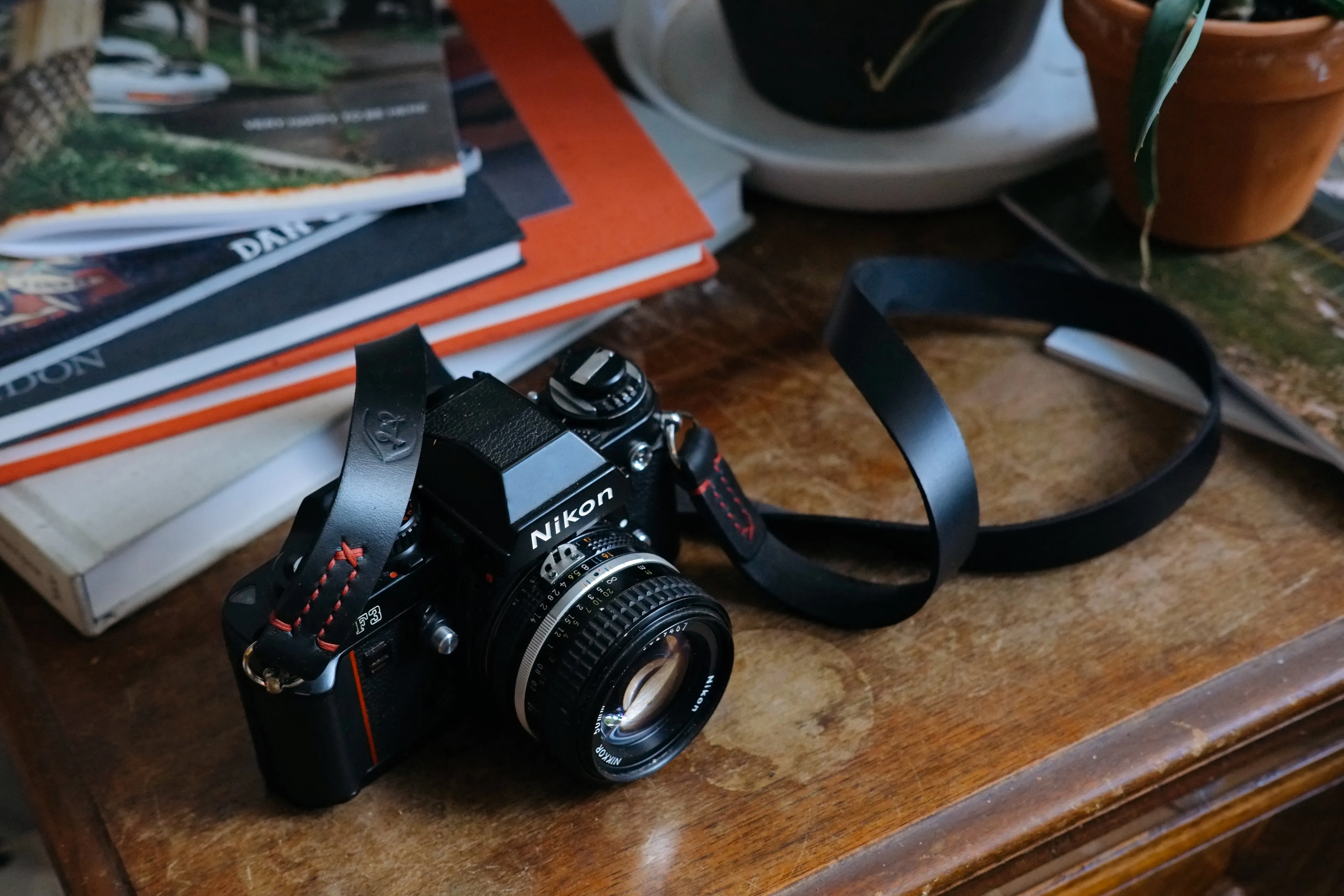 LEGACY classic wide camera strap